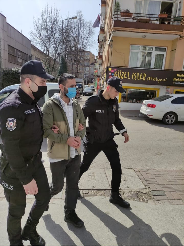 Kocaeli’de sokak ortasında Adem Ö’yü tabancayla kasten yaraladığı iddiasıyla gözaltına alınan şüpheli tutuklandı. Olay, 27 Mart Pazar günü İzmit ...