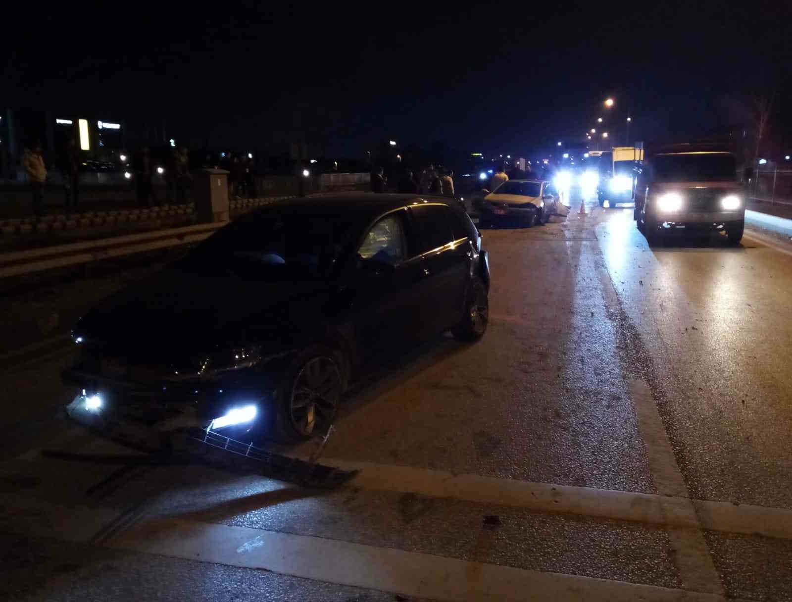 Bursa’nın İnegöl ilçesinde meydana gelen kazada kontrolden çıkan otomobil, seyir halindeki 2 otomobile çarptı; 2 kişi yaralandı. Kaza Bursa ...