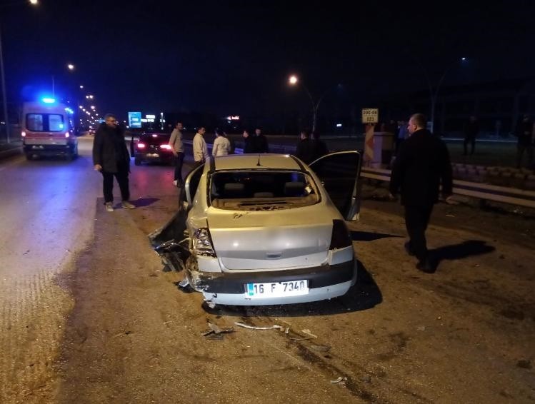 Bursa’nın İnegöl ilçesinde meydana gelen kazada kontrolden çıkan otomobil, seyir halindeki 2 otomobile çarptı; 2 kişi yaralandı. Kaza Bursa ...