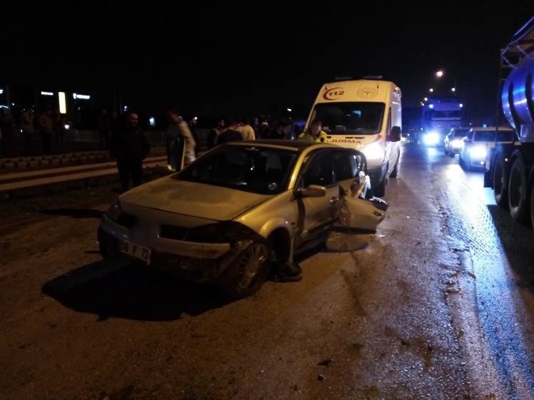 Bursa’nın İnegöl ilçesinde meydana gelen kazada kontrolden çıkan otomobil, seyir halindeki 2 otomobile çarptı; 2 kişi yaralandı. Kaza Bursa ...