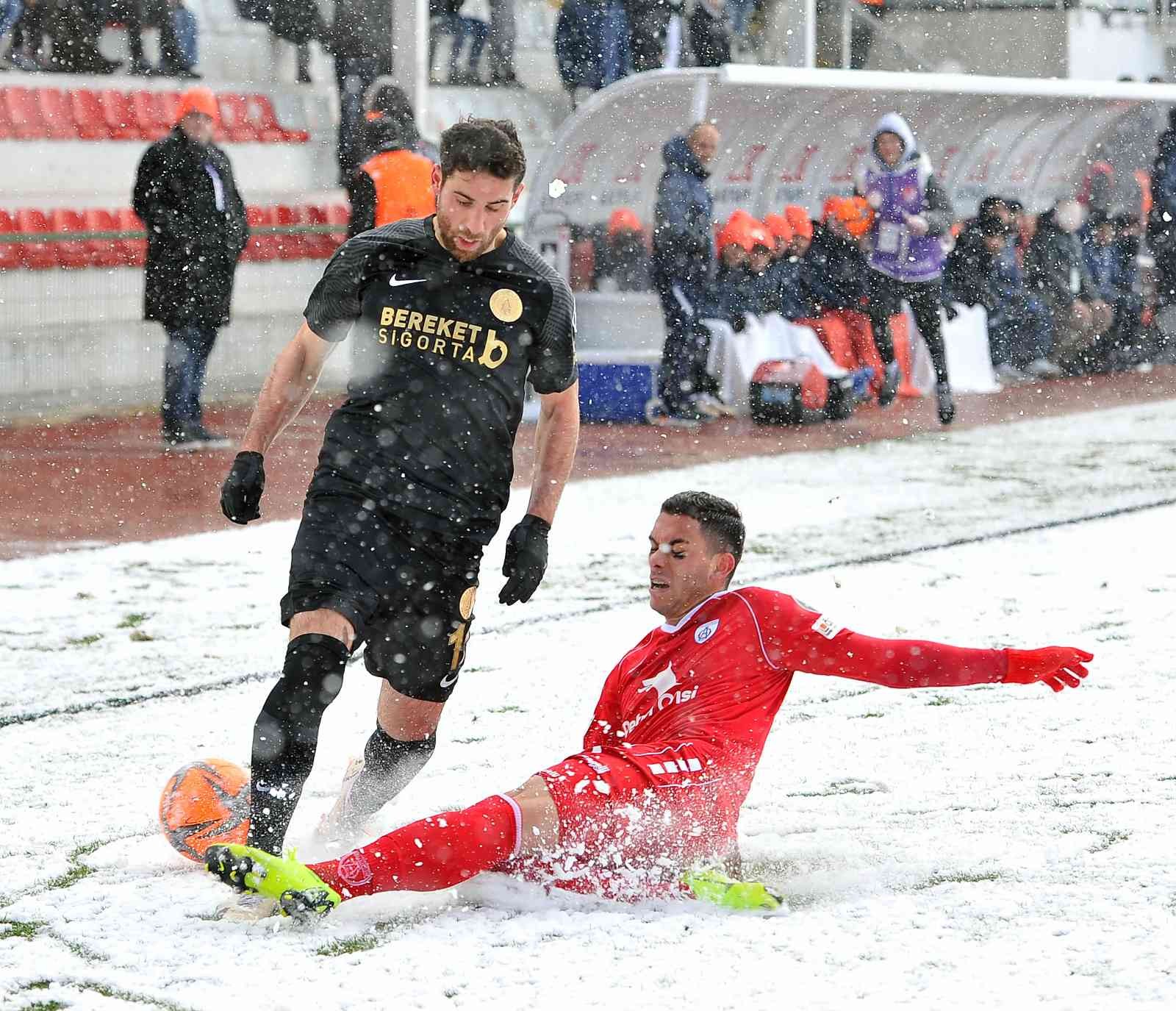 Spor Toto 1. Lig’in 29. haftasında Ümraniyespor, sahasında karşılaştığı Altınordu’ya 1-0 mağlup oldu. Maçtan dakikalar 18. dakikada sol kanattan ...