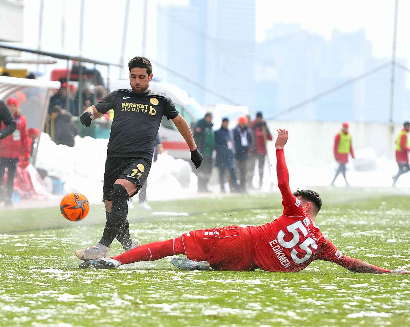 Spor Toto 1. Lig’in 29. haftasında Ümraniyespor, sahasında karşılaştığı Altınordu’ya 1-0 mağlup oldu. Maçtan dakikalar 18. dakikada sol kanattan ...