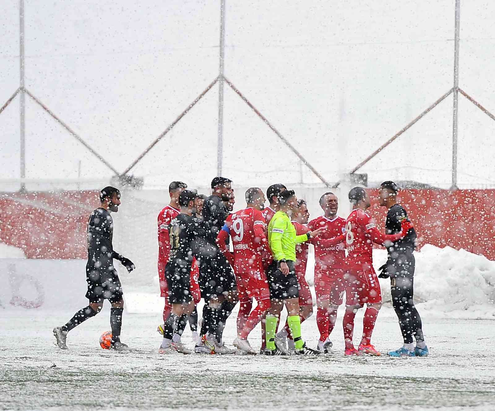 Spor Toto 1. Lig’in 29. haftasında Ümraniyespor, sahasında karşılaştığı Altınordu’ya 1-0 mağlup oldu. Maçtan dakikalar 18. dakikada sol kanattan ...