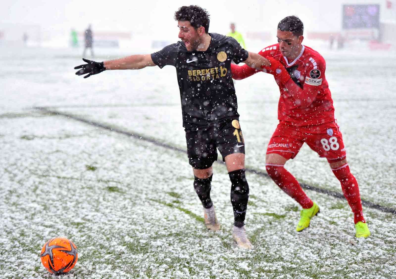 Spor Toto 1. Lig’in 29. haftasında Ümraniyespor, sahasında karşılaştığı Altınordu’ya 1-0 mağlup oldu. Maçtan dakikalar 18. dakikada sol kanattan ...