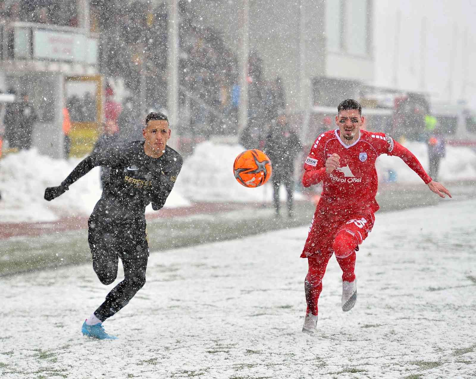 Spor Toto 1. Lig’in 29. haftasında Ümraniyespor, sahasında karşılaştığı Altınordu’ya 1-0 mağlup oldu. Maçtan dakikalar 18. dakikada sol kanattan ...