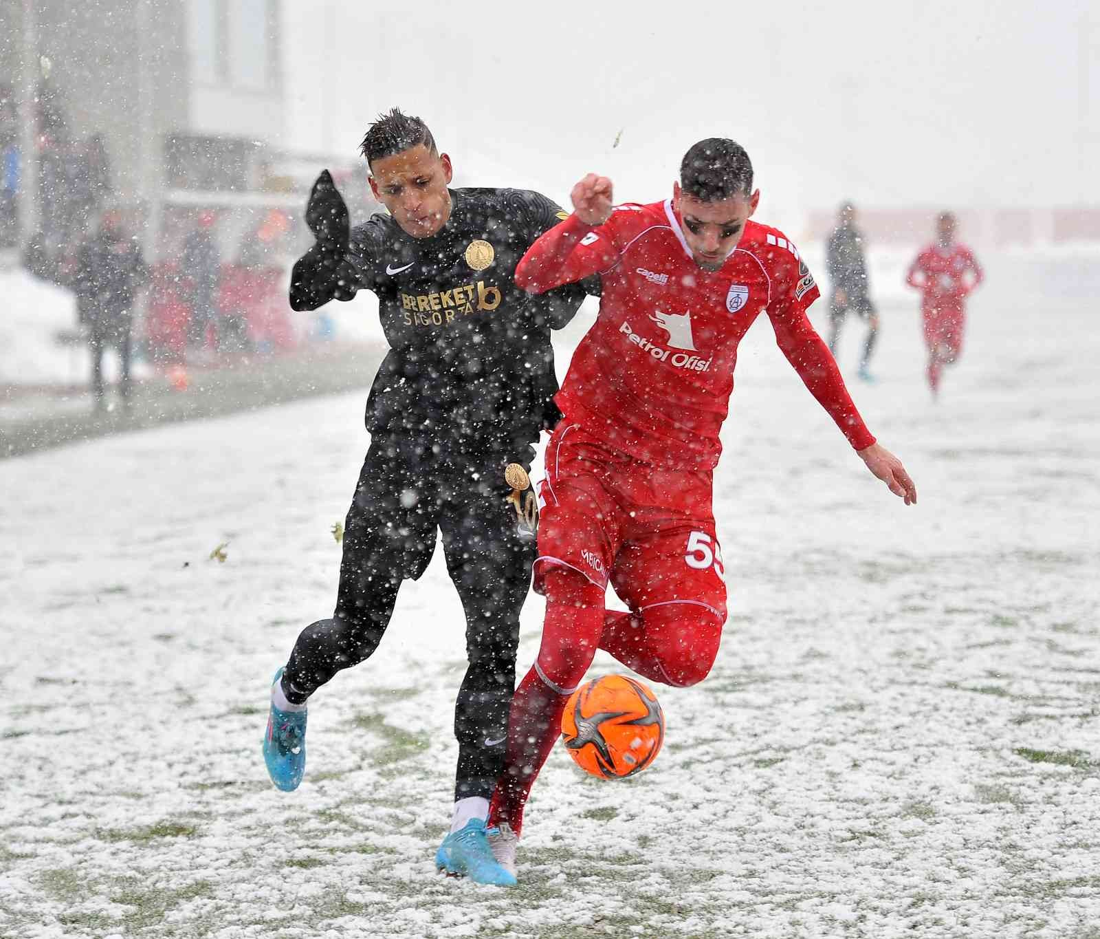 Spor Toto 1. Lig’in 29. haftasında Ümraniyespor, sahasında karşılaştığı Altınordu’ya 1-0 mağlup oldu. Maçtan dakikalar 18. dakikada sol kanattan ...