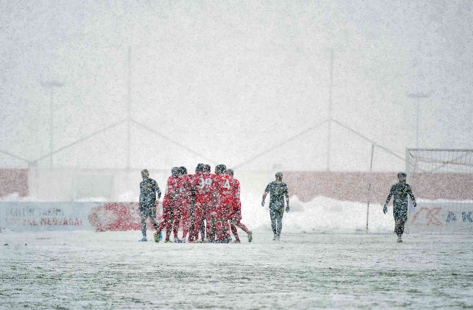 Spor Toto 1. Lig’in 29. haftasında Ümraniyespor, sahasında karşılaştığı Altınordu’ya 1-0 mağlup oldu. Maçtan dakikalar 18. dakikada sol kanattan ...