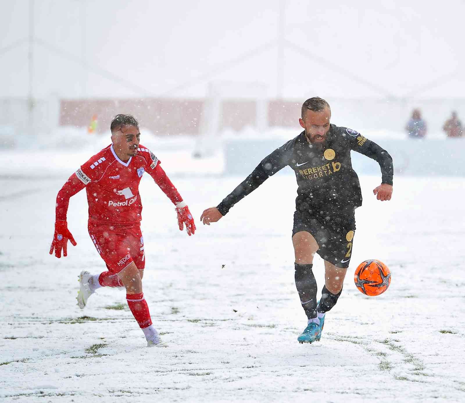 Spor Toto 1. Lig’in 29. haftasında Ümraniyespor, sahasında karşılaştığı Altınordu’ya 1-0 mağlup oldu. Maçtan dakikalar 18. dakikada sol kanattan ...