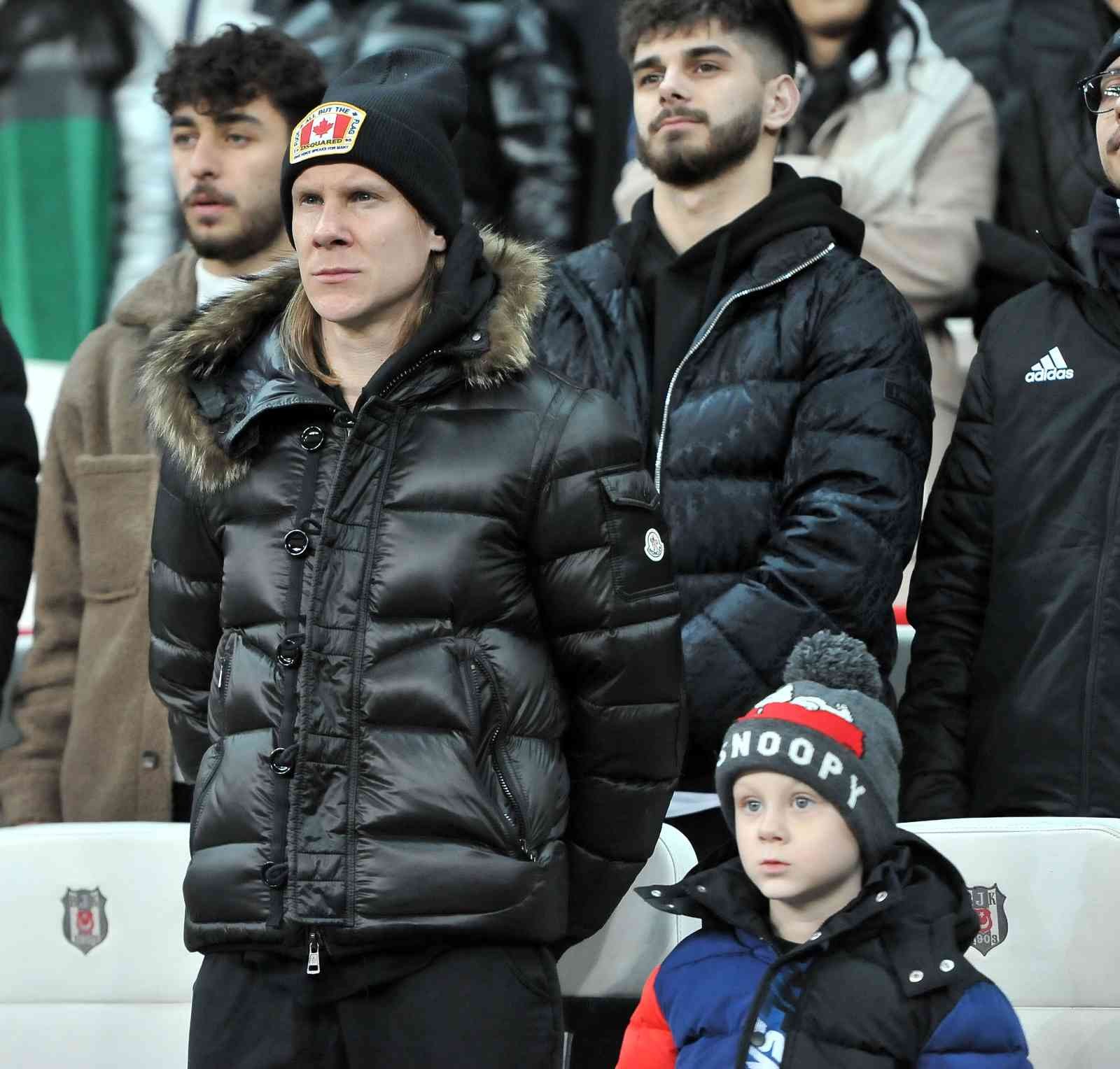 Spor Toto Süper Lig’in 28. haftasında Beşiktaş, sahasında Medipol Başakşehir ile karşı karşıya geliyor. Müsabakanın ilk 15 dakikası 0-0’lık ...