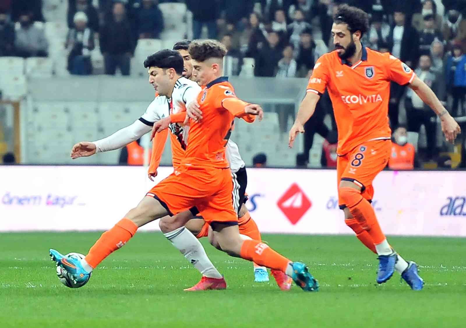 Spor Toto Süper Lig’in 28. haftasında Beşiktaş, sahasında Medipol Başakşehir ile karşı karşıya geliyor. Müsabakanın ilk 15 dakikası 0-0’lık ...