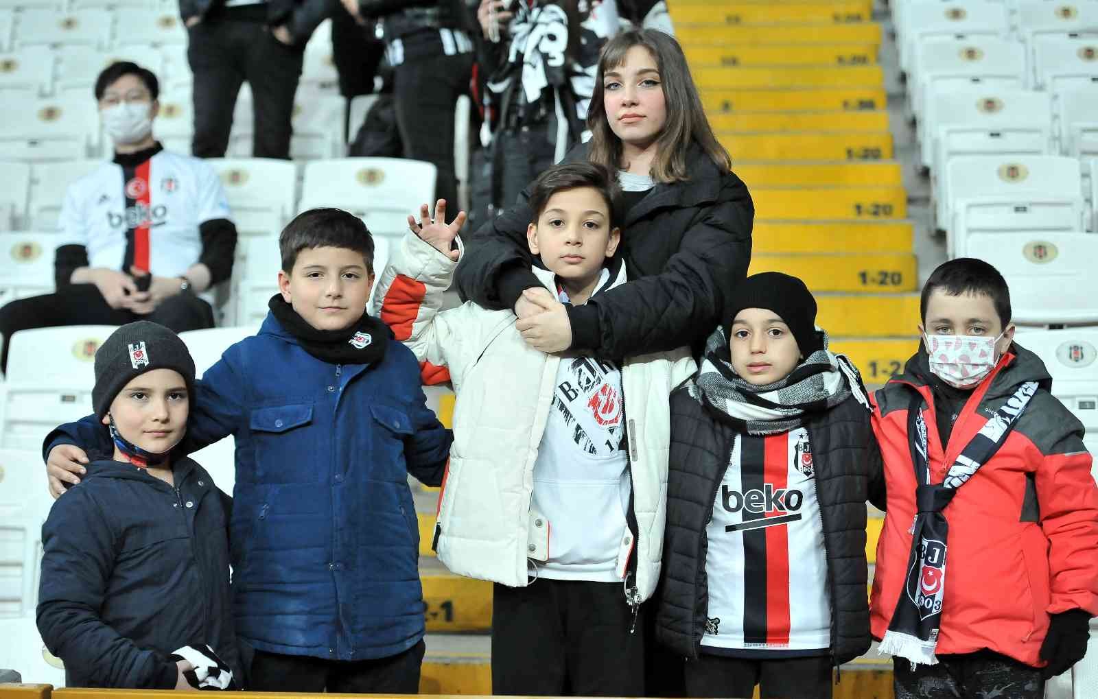 Spor Toto Süper Lig’in 28. haftasında Beşiktaş, sahasında Medipol Başakşehir ile karşı karşıya geliyor. Müsabakanın ilk 15 dakikası 0-0’lık ...