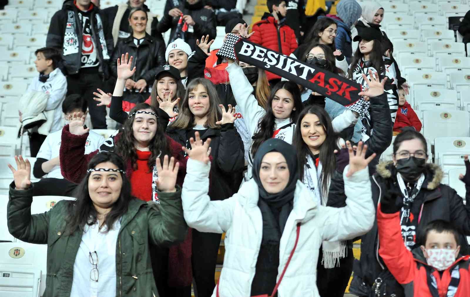 Spor Toto Süper Lig’in 28. haftasında Beşiktaş, sahasında Medipol Başakşehir ile karşı karşıya geliyor. Müsabakanın ilk 15 dakikası 0-0’lık ...