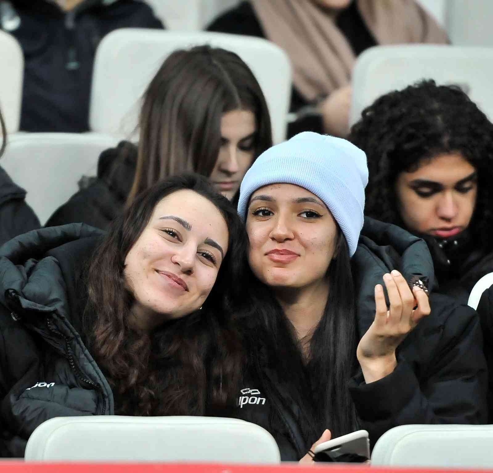 Spor Toto Süper Lig’in 28. haftasında Beşiktaş, sahasında Medipol Başakşehir ile karşı karşıya geliyor. Müsabakanın ilk 15 dakikası 0-0’lık ...