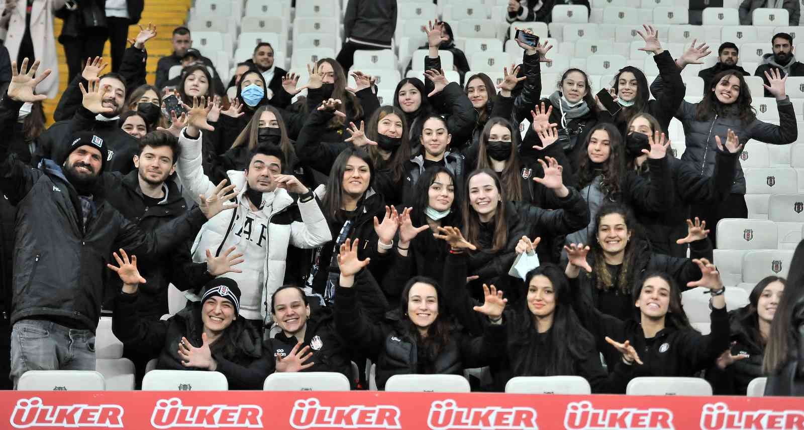 Spor Toto Süper Lig’in 28. haftasında Beşiktaş, sahasında Medipol Başakşehir ile karşı karşıya geliyor. Müsabakanın ilk 15 dakikası 0-0’lık ...