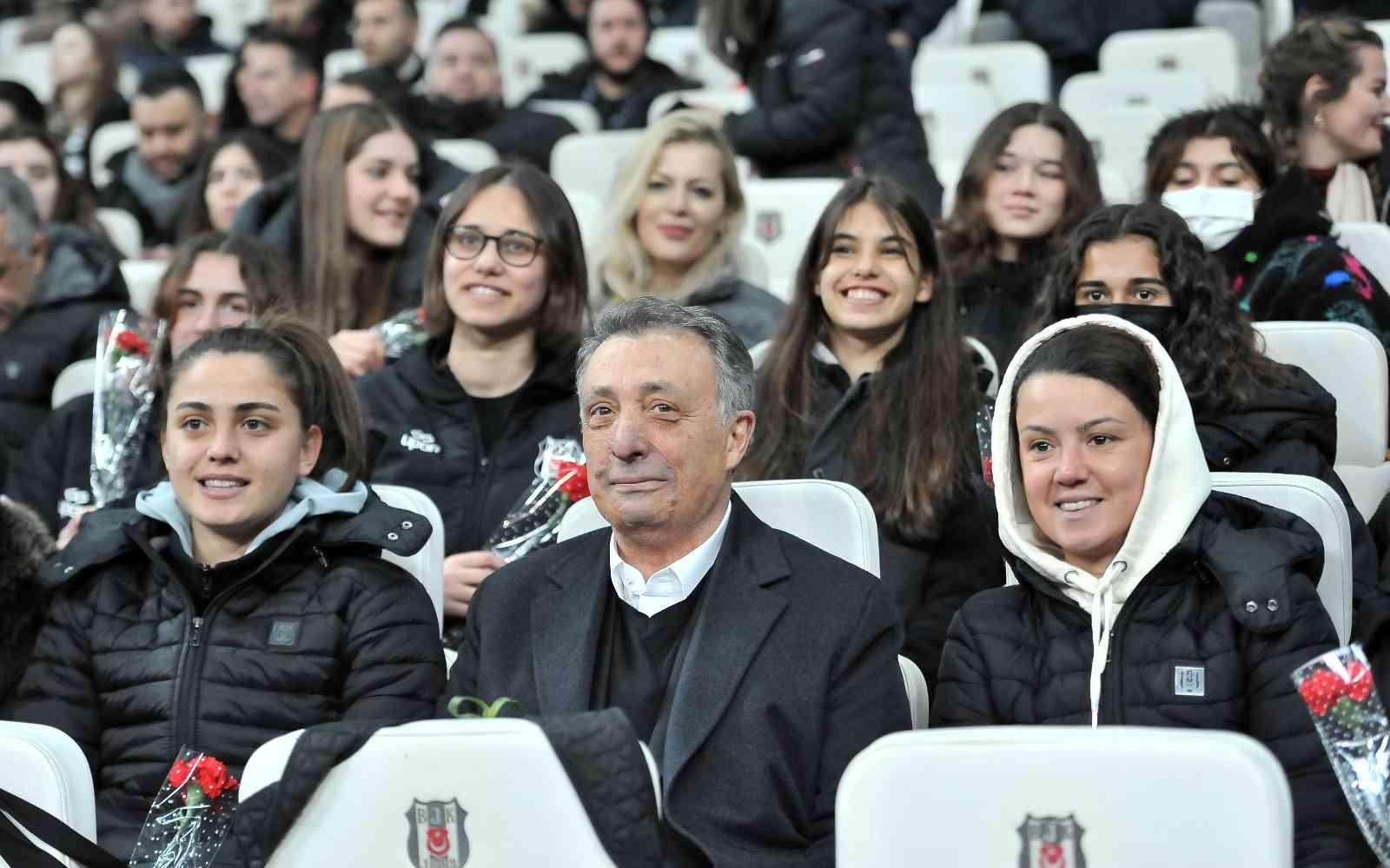 Spor Toto Süper Lig’in 28. haftasında Beşiktaş, sahasında Medipol Başakşehir ile karşı karşıya geliyor. Müsabakanın ilk 15 dakikası 0-0’lık ...