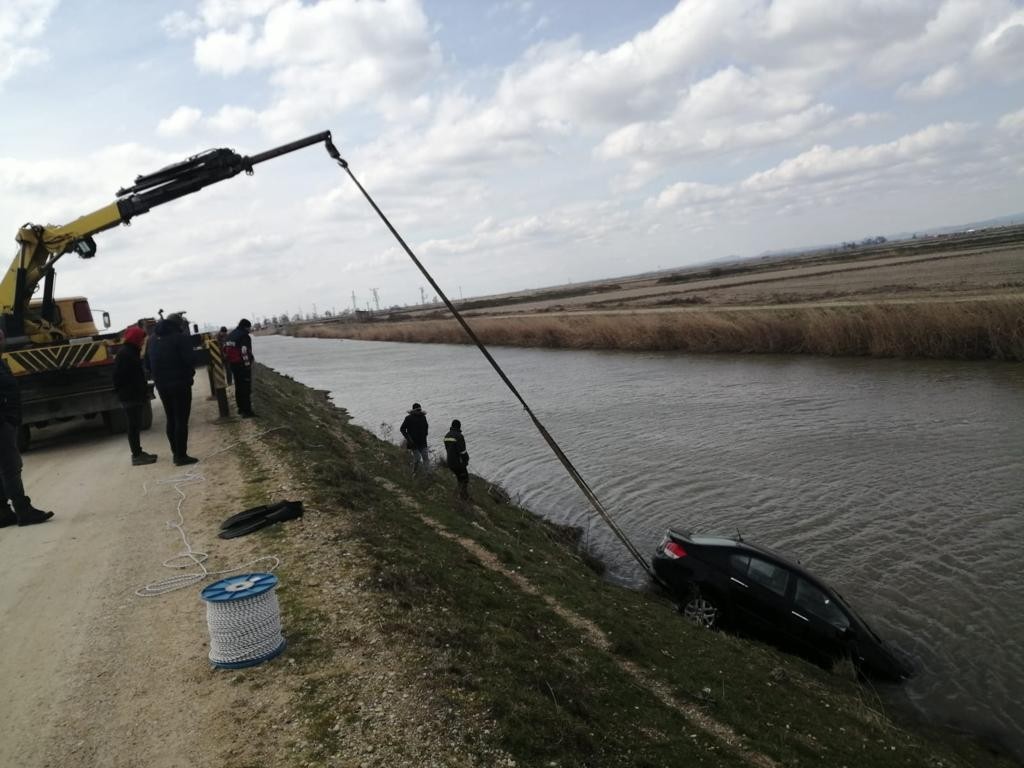 Edirne’nin İpsala ilçesinde otomobil ile su kanalına düşen iki kız arkadaş kazadan yara almadan kurtuldu. Edinilen bilgilere İpsala Köprü ...