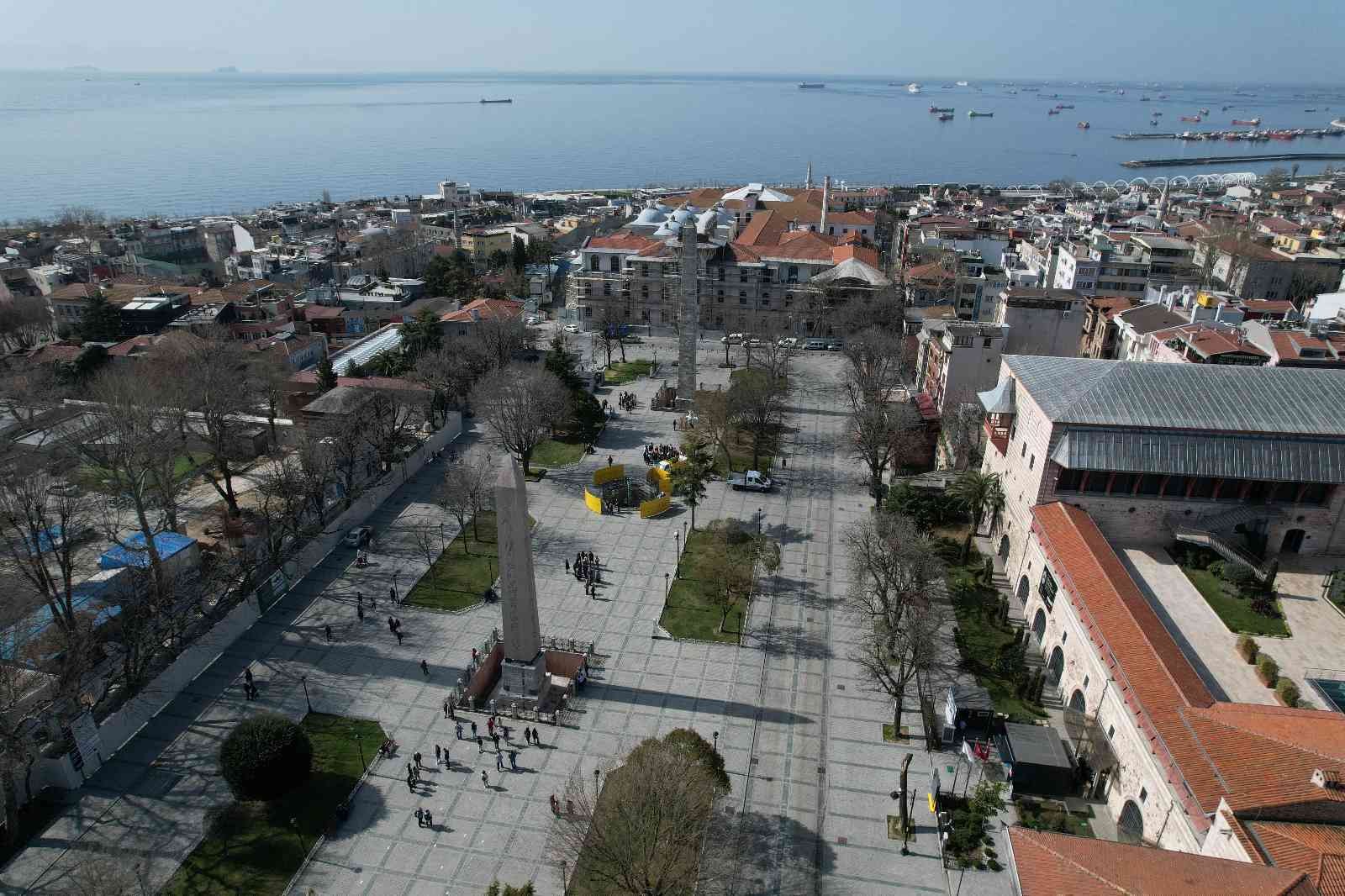 Sultanahmet Meydanı’nda bulunan 2 bin 500 yıllık Yılanlı Sütun için restorasyon ve konservasyon çalışmaları başladı. Çalışmaları anlatan İBB ...