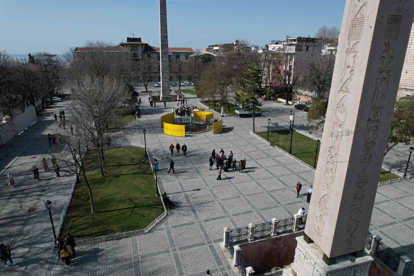 Sultanahmet Meydanı’nda bulunan 2 bin 500 yıllık Yılanlı Sütun için restorasyon ve konservasyon çalışmaları başladı. Çalışmaları anlatan İBB ...