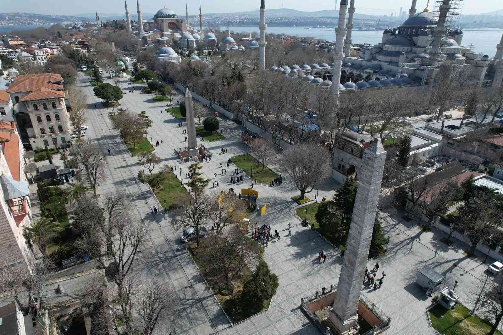 Sultanahmet Meydanı’nda bulunan 2 bin 500 yıllık Yılanlı Sütun için restorasyon ve konservasyon çalışmaları başladı. Çalışmaları anlatan İBB ...