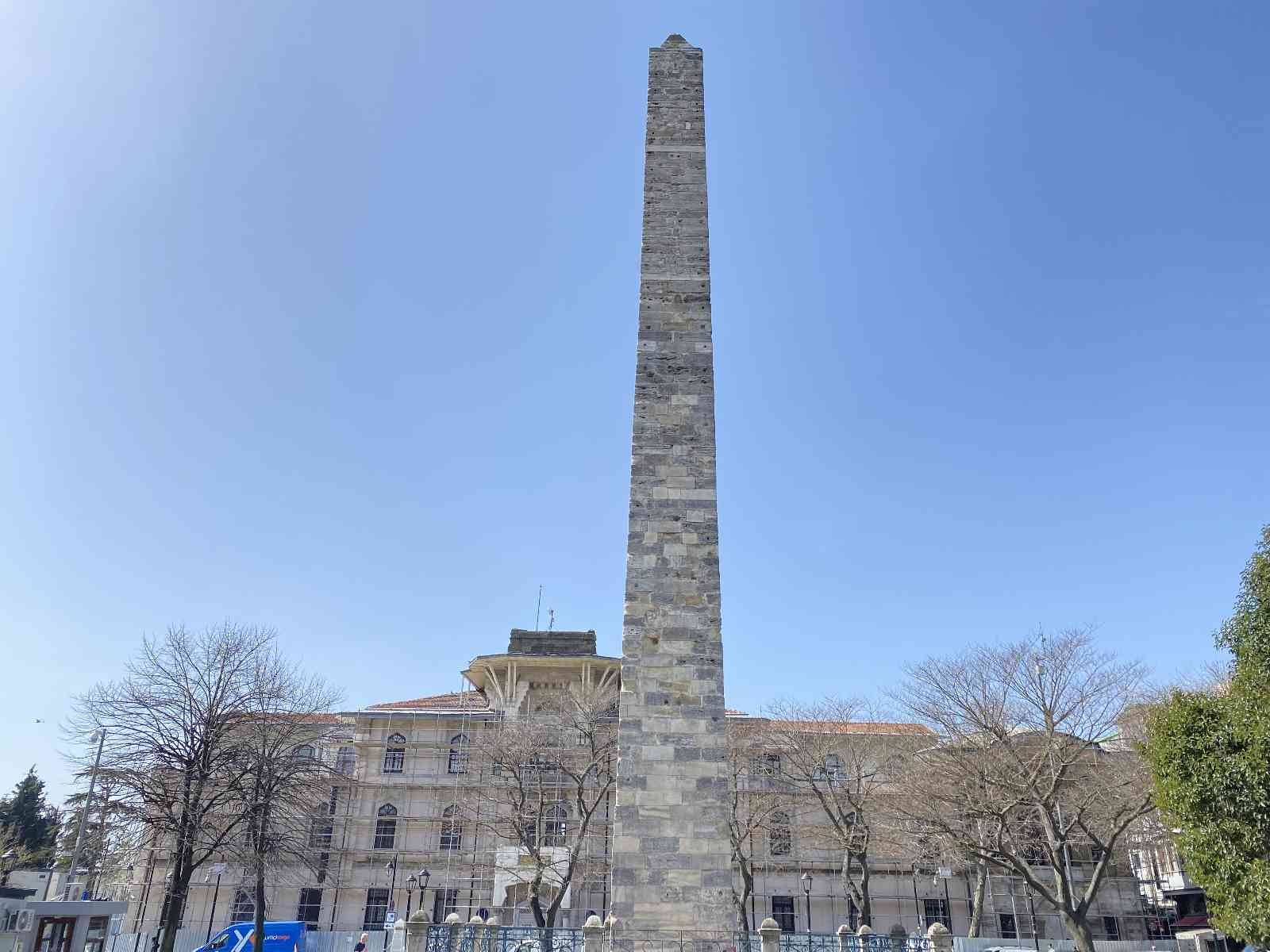 Sultanahmet Meydanı’nda bulunan 2 bin 500 yıllık Yılanlı Sütun için restorasyon ve konservasyon çalışmaları başladı. Çalışmaları anlatan İBB ...