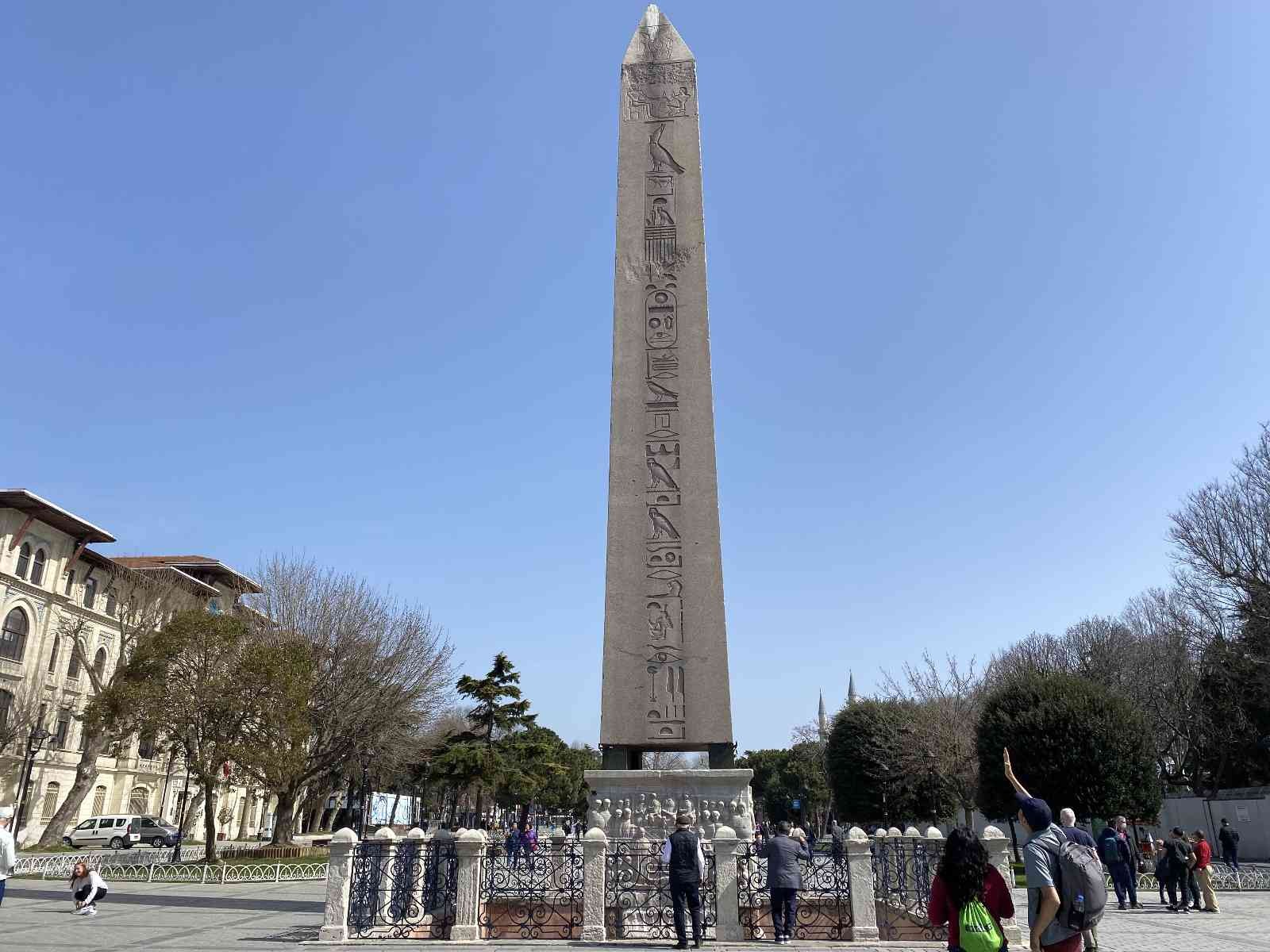 Sultanahmet Meydanı’nda bulunan 2 bin 500 yıllık Yılanlı Sütun için restorasyon ve konservasyon çalışmaları başladı. Çalışmaları anlatan İBB ...