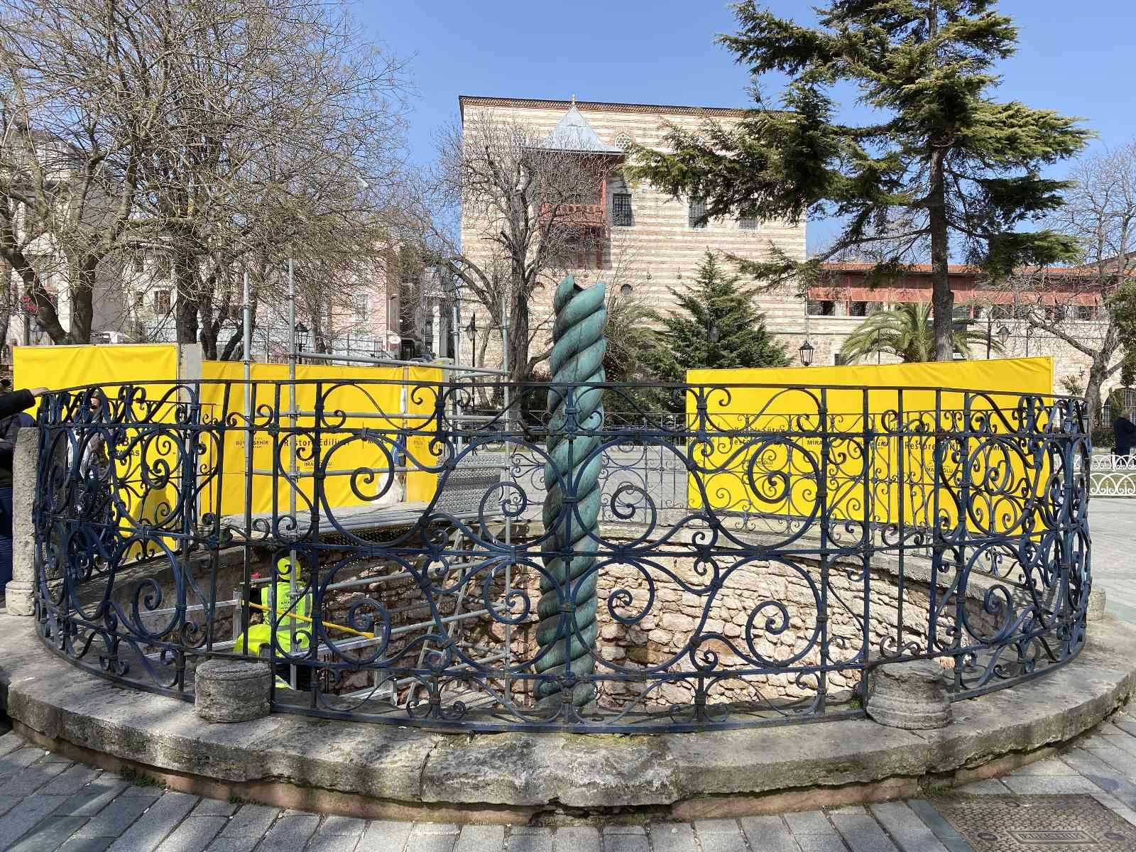 Sultanahmet Meydanı’nda bulunan 2 bin 500 yıllık Yılanlı Sütun için restorasyon ve konservasyon çalışmaları başladı. Çalışmaları anlatan İBB ...