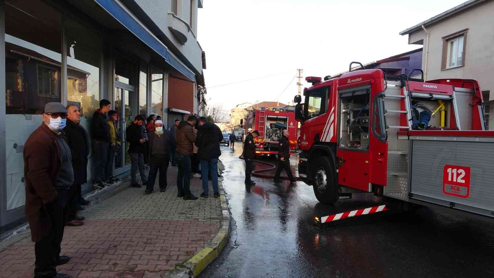 Sultanbeyli’de iki katlı bir evin çatısında elektrik kontağından yangın çıktı. Çıkan yangın, itfaiye ekiplerince söndürülürken alevlere teslim ...