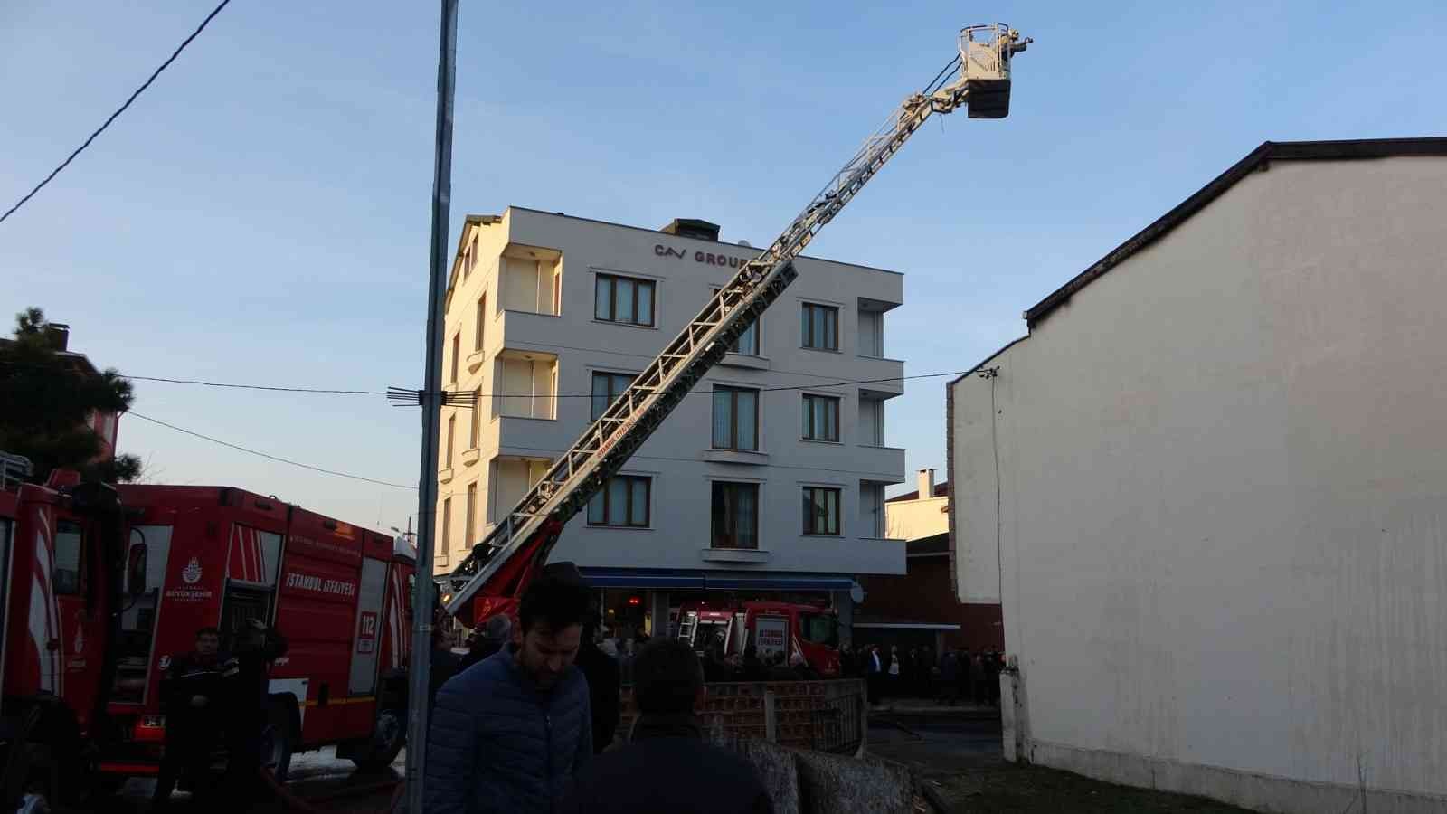 Sultanbeyli’de iki katlı bir evin çatısında elektrik kontağından yangın çıktı. Çıkan yangın, itfaiye ekiplerince söndürülürken alevlere teslim ...