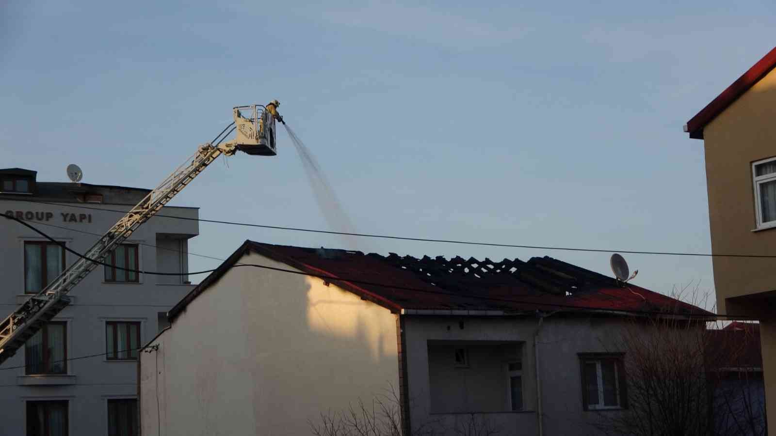 Sultanbeyli’de iki katlı bir evin çatısında elektrik kontağından yangın çıktı. Çıkan yangın, itfaiye ekiplerince söndürülürken alevlere teslim ...