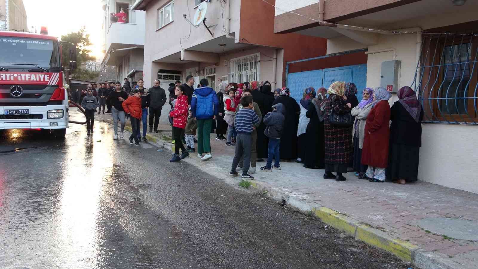 Sultanbeyli’de iki katlı bir evin çatısında elektrik kontağından yangın çıktı. Çıkan yangın, itfaiye ekiplerince söndürülürken alevlere teslim ...