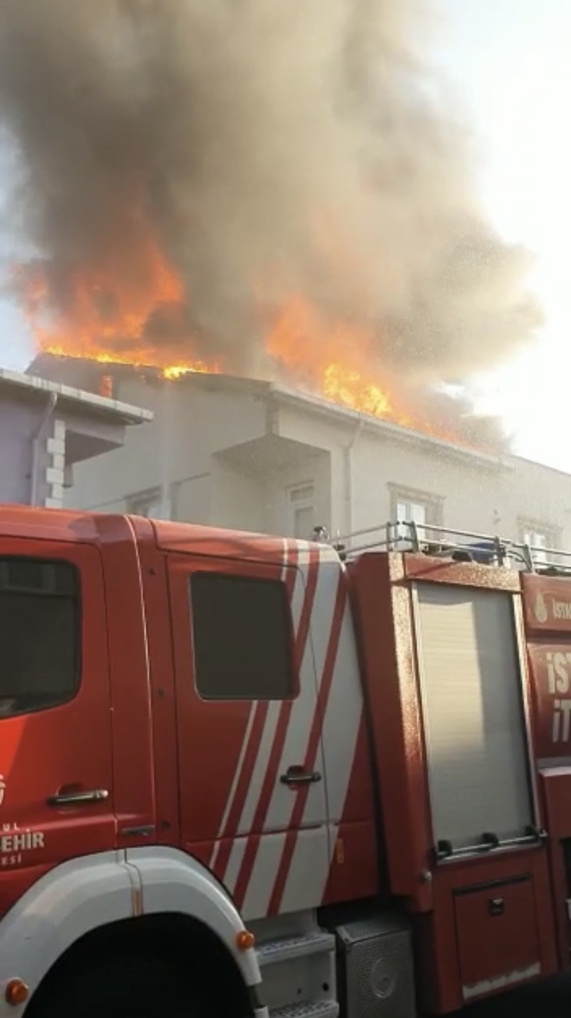 Sultanbeyli’de iki katlı bir evin çatısında elektrik kontağından yangın çıktı. Çıkan yangın, itfaiye ekiplerince söndürülürken alevlere teslim ...