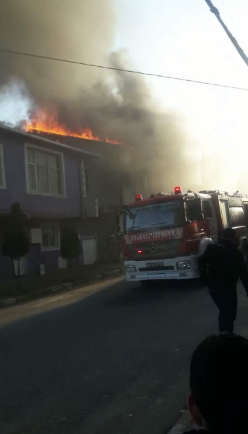 Sultanbeyli’de iki katlı bir evin çatısında elektrik kontağından yangın çıktı. Çıkan yangın, itfaiye ekiplerince söndürülürken alevlere teslim ...