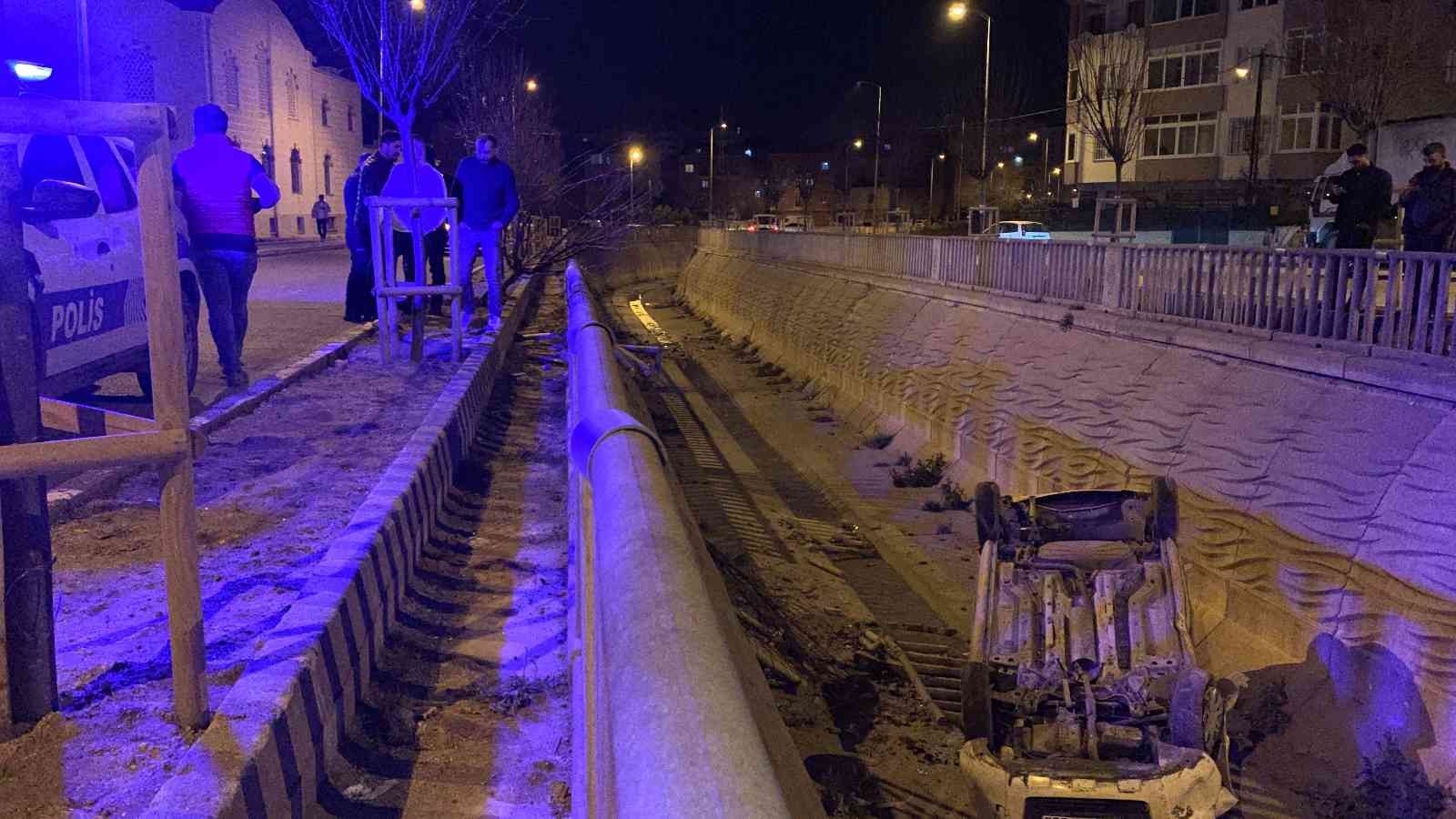 İstanbul Sultanbeyli’de kontrolden çıkan hafif ticari araç dereye uçtu. Sürücü yaralanarak hastaneye kaldırıldı. İstanbul Sultanbeyli’de ...