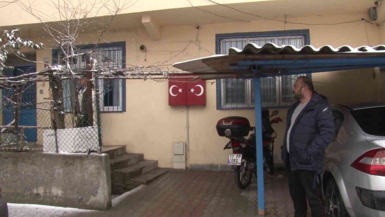 Sultanbeyli’de etkili olan kar yağışına aldırış etmeyen şüpheli 3 kadın şahıs soğuk havaya rağmen “çek çek” arabalarıyla sokaktan geçerken kapı ...