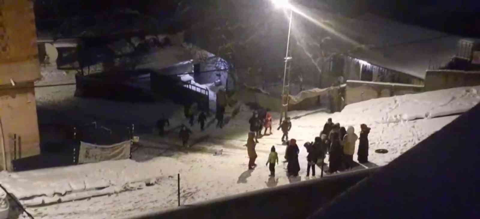 İstanbul’da kar yağışı etkisini artırdı. Sultanbeyli’de lapa lapa yağan karın keyfini çocuklar aileleri ile birlikte çıkardı. İstanbul’da kar ...