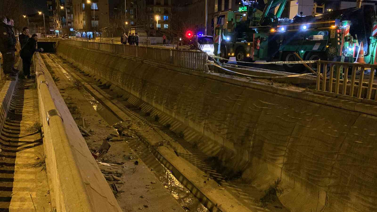 İstanbul Sultanbeyli’de kontrolden çıkan otomobil dereye uçtu. Sürücü hafif yaralanırken, araç vinç yardımıyla dereden çıkarıldı. Kaza, saat 21 ...