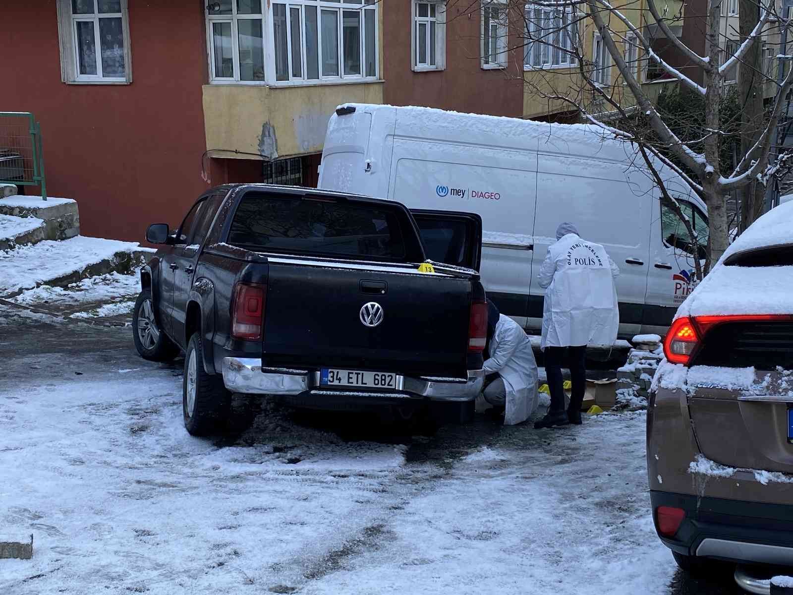 İstanbul Sultangazi’de iki grup arasında uzun namlulu silahlarla çatışma yaşandı. Çatışmaya giren araç sürücüsü bir minibüse çarparak durabildi ...