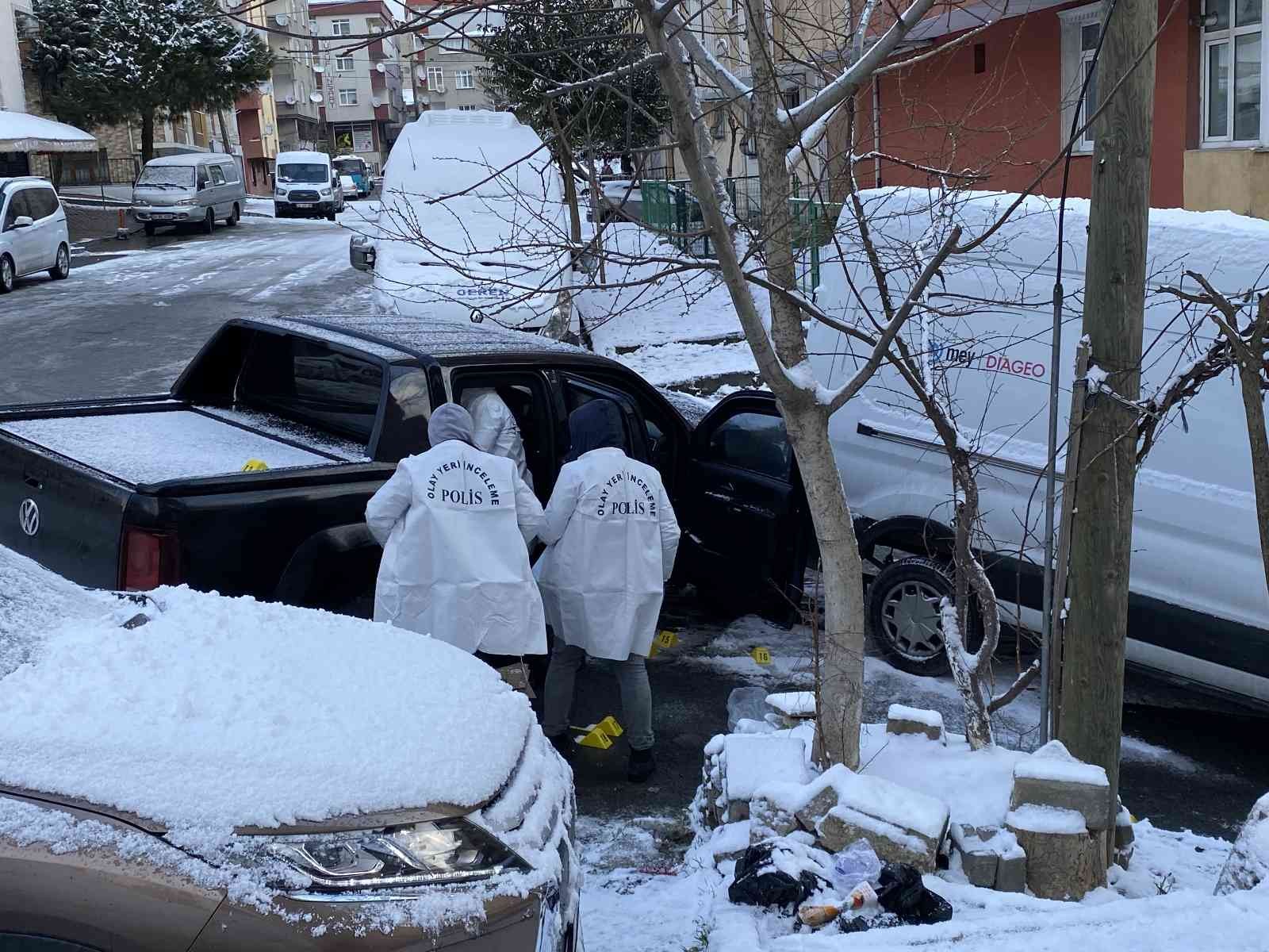 İstanbul Sultangazi’de iki grup arasında uzun namlulu silahlarla çatışma yaşandı. Çatışmaya giren araç sürücüsü bir minibüse çarparak durabildi ...