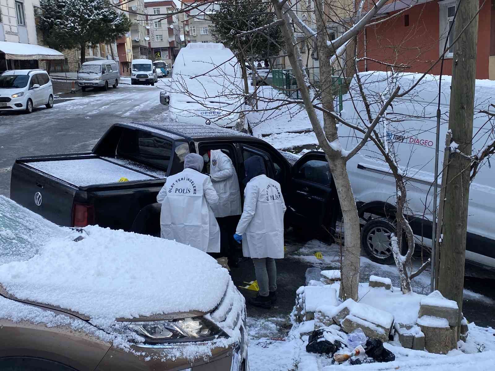 İstanbul Sultangazi’de iki grup arasında uzun namlulu silahlarla çatışma yaşandı. Çatışmaya giren araç sürücüsü bir minibüse çarparak durabildi ...