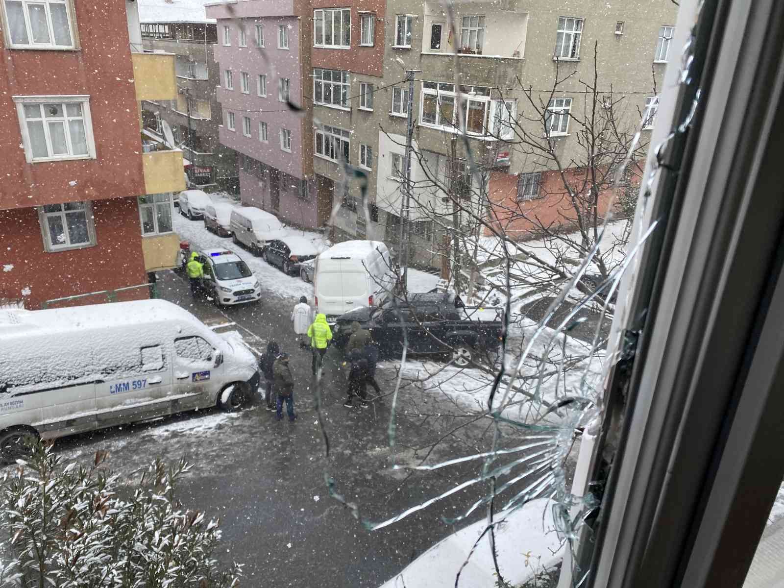 İstanbul Sultangazi’de iki grup arasında uzun namlulu silahlarla çatışma yaşandı. Çatışmaya giren araç sürücüsü bir minibüse çarparak durabildi ...