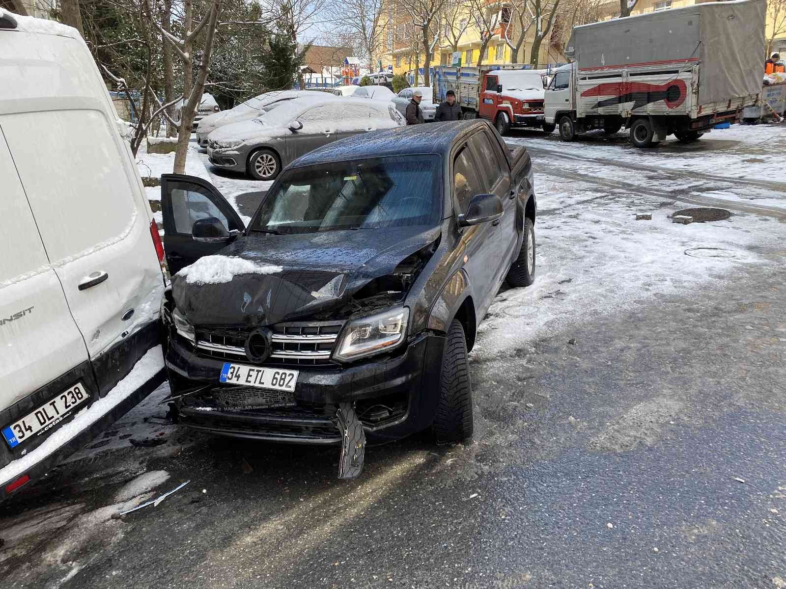 İstanbul Sultangazi’de iki grup arasında uzun namlulu silahlarla çatışma yaşandı. Çatışmaya giren araç sürücüsü bir minibüse çarparak durabildi ...