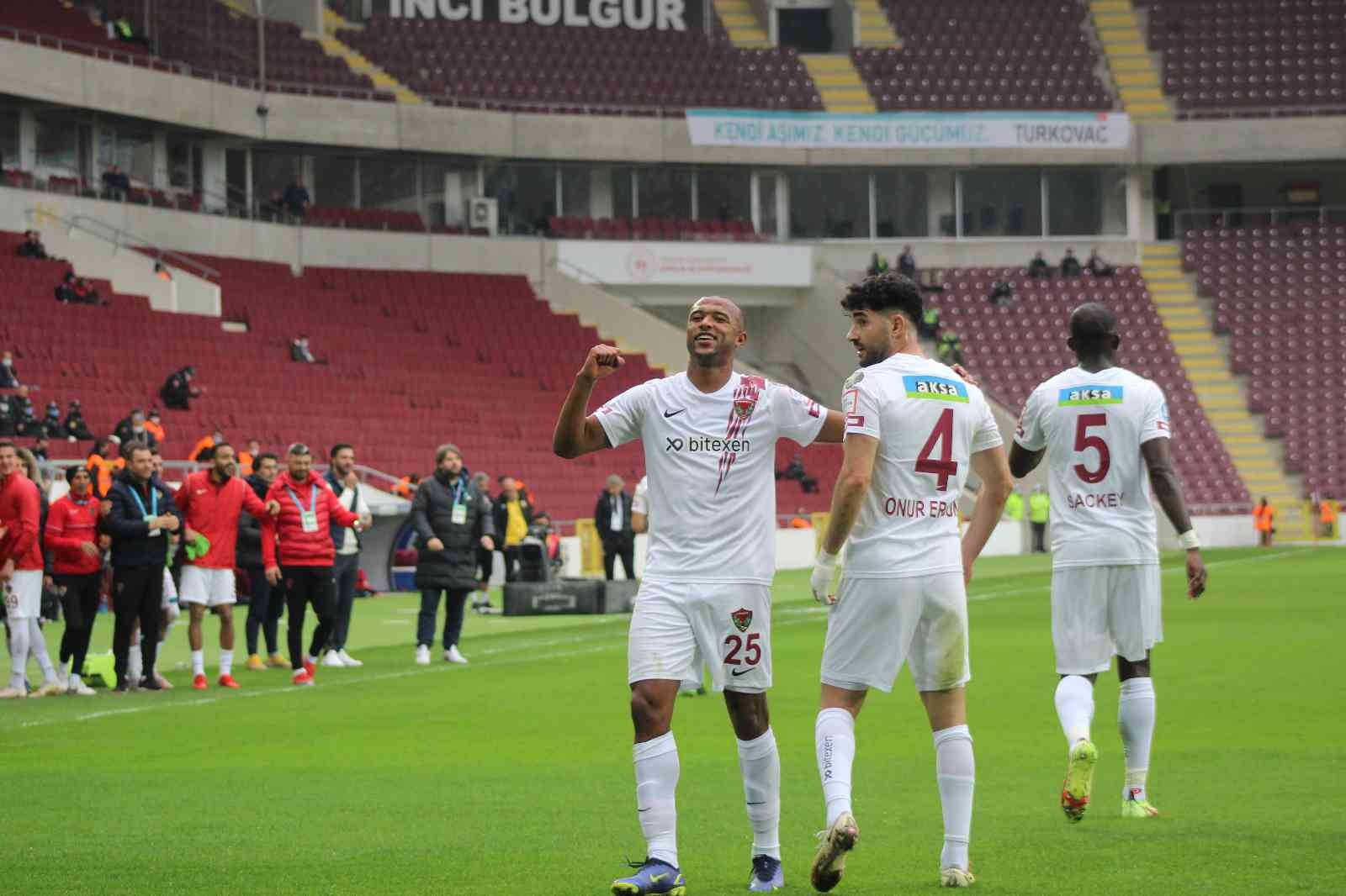 Süper Lig’de 27. hafta geride kalırken, futbolseverler gol düellolarına tanıklık etti. 44 gol atılarak rekor kırılan haftada 5 takım galibiyete ...