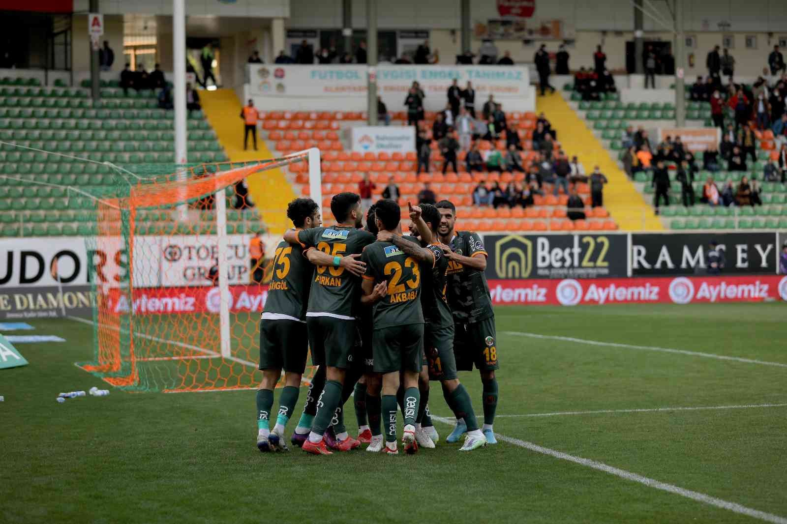 Süper Lig’de 27. hafta geride kalırken, futbolseverler gol düellolarına tanıklık etti. 44 gol atılarak rekor kırılan haftada 5 takım galibiyete ...