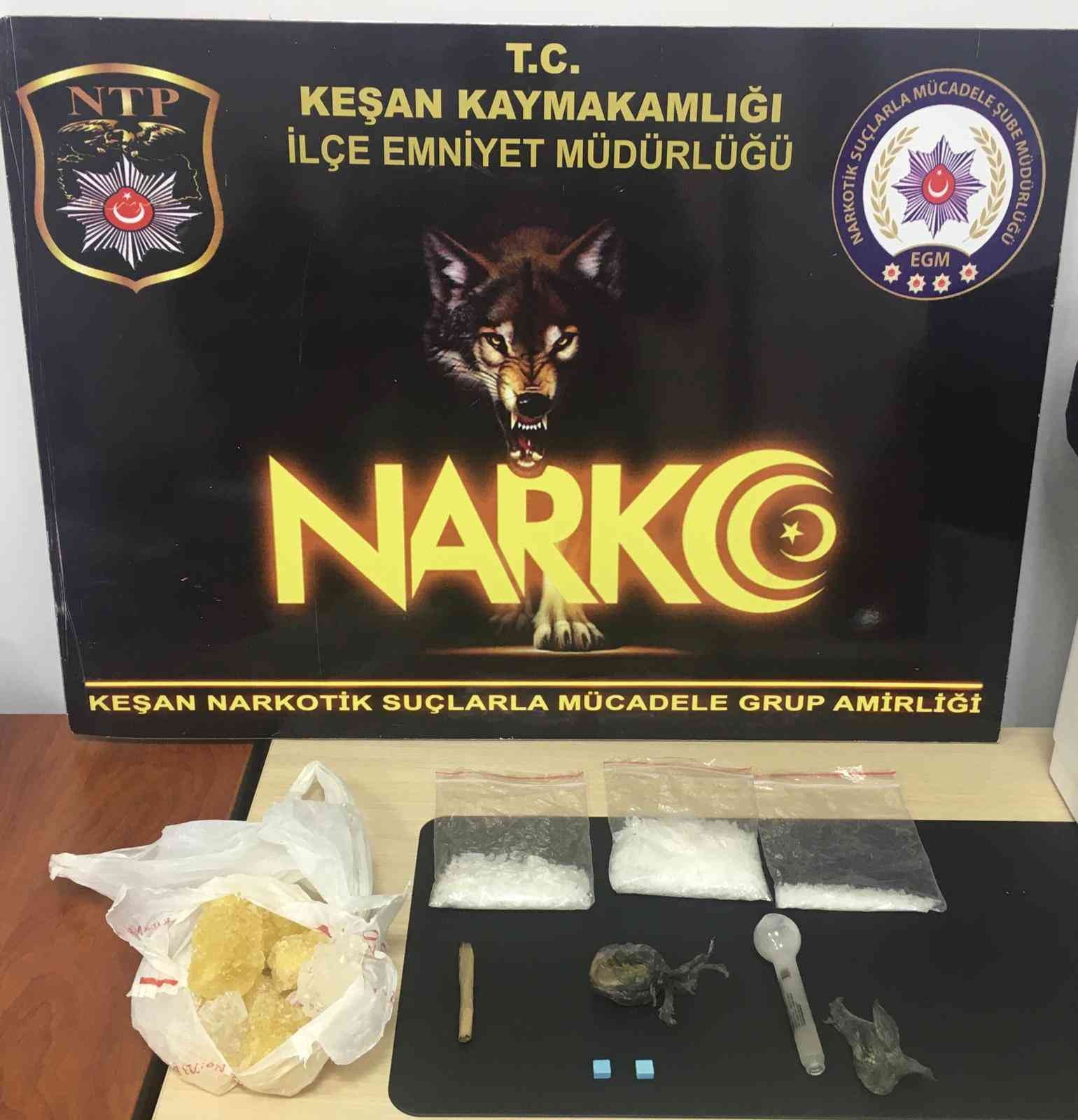 Edirne’nin Keşan ilçesinde polis ekiplerinin şüphe üzerine durdurduğu bir otomobilde 82 gram metamfetamin ele geçirildi. Edirne İl Emniyet ...