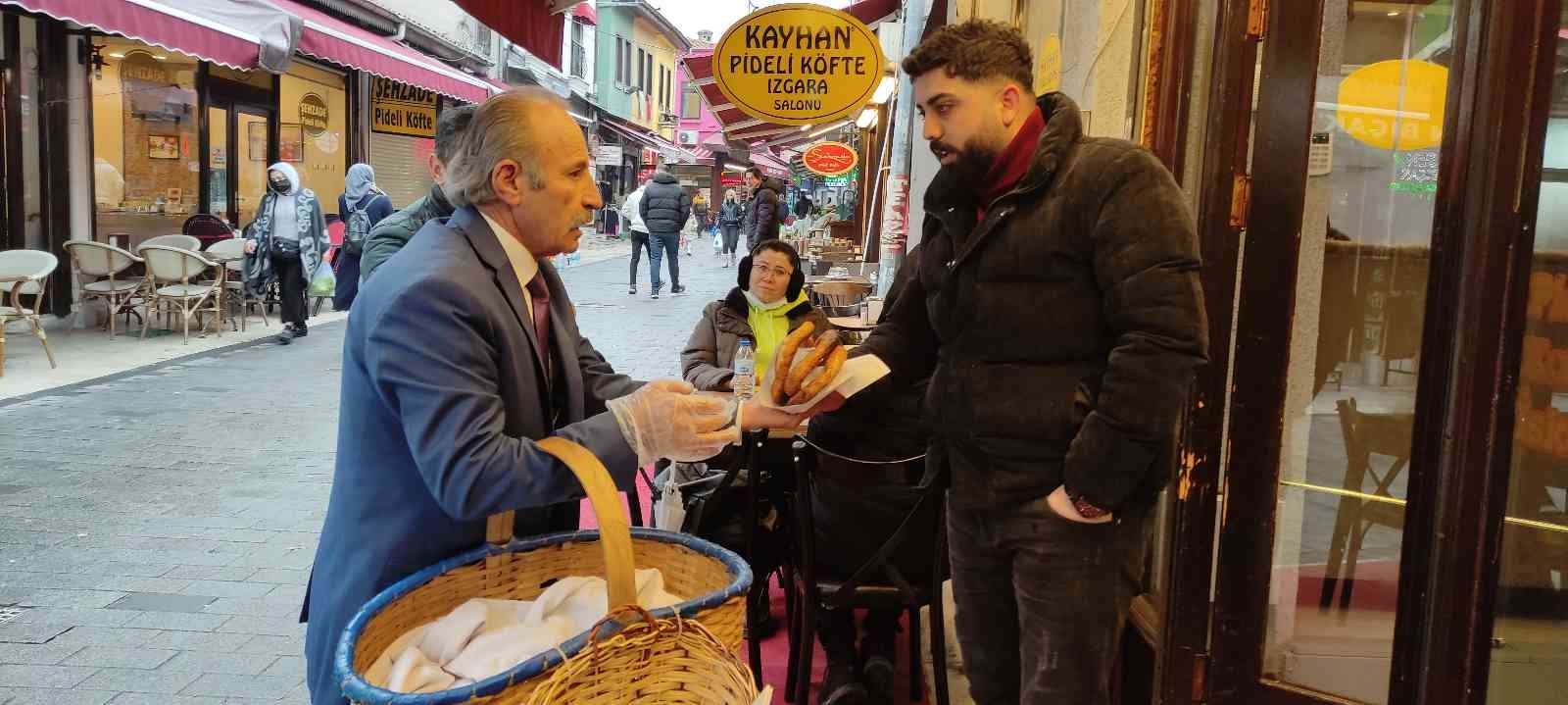 Bursa’da memur emeklisi bir adam; soğuk havaya rağmen takım elbise ve kravatıyla simit atarak yüklü miktarda para kazanıyor. Uzun yıllar memur ...