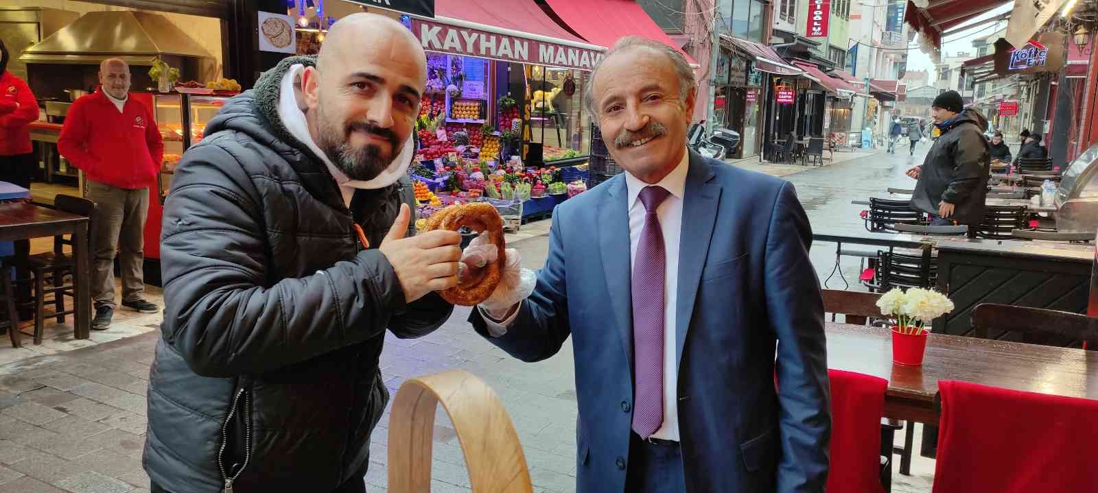 Bursa’da memur emeklisi bir adam; soğuk havaya rağmen takım elbise ve kravatıyla simit atarak yüklü miktarda para kazanıyor. Uzun yıllar memur ...