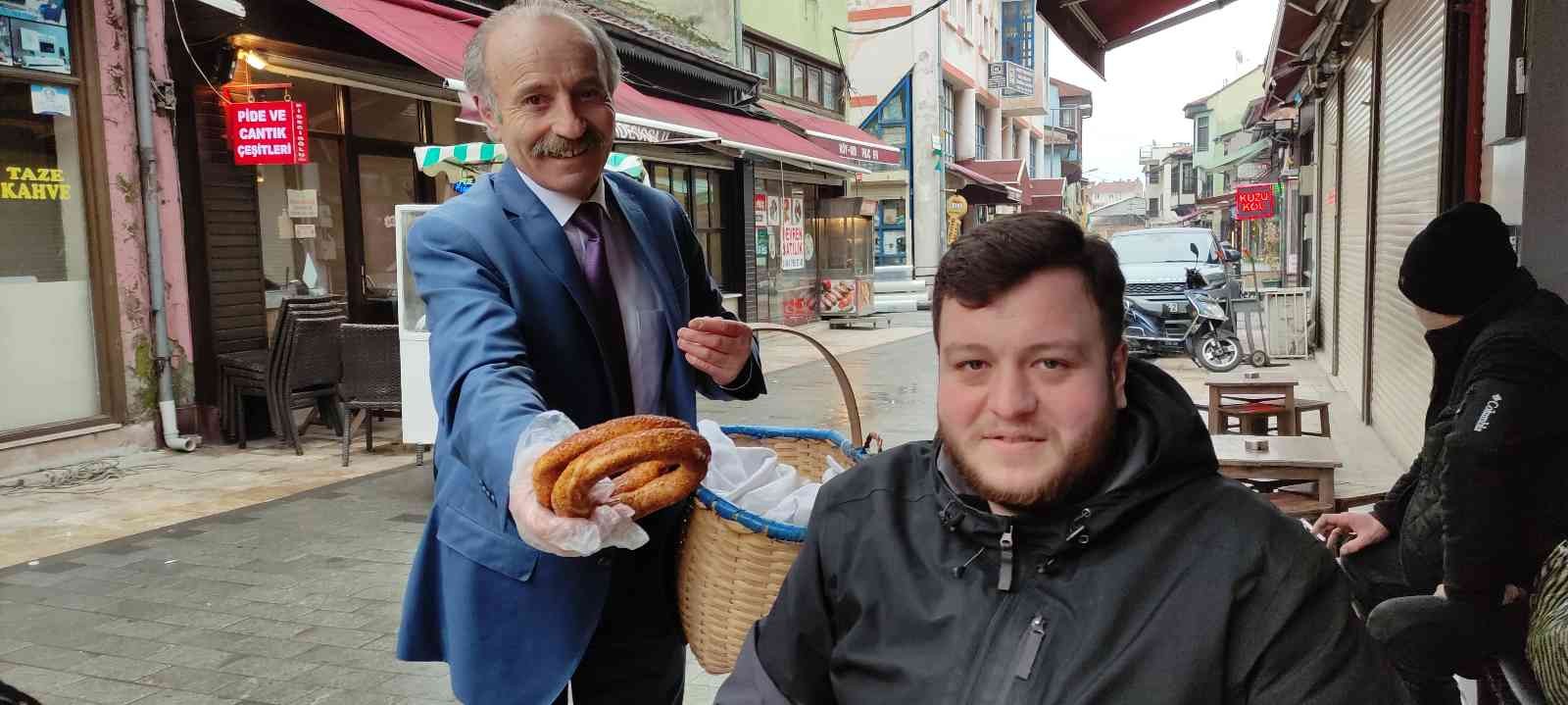 Bursa’da memur emeklisi bir adam; soğuk havaya rağmen takım elbise ve kravatıyla simit atarak yüklü miktarda para kazanıyor. Uzun yıllar memur ...