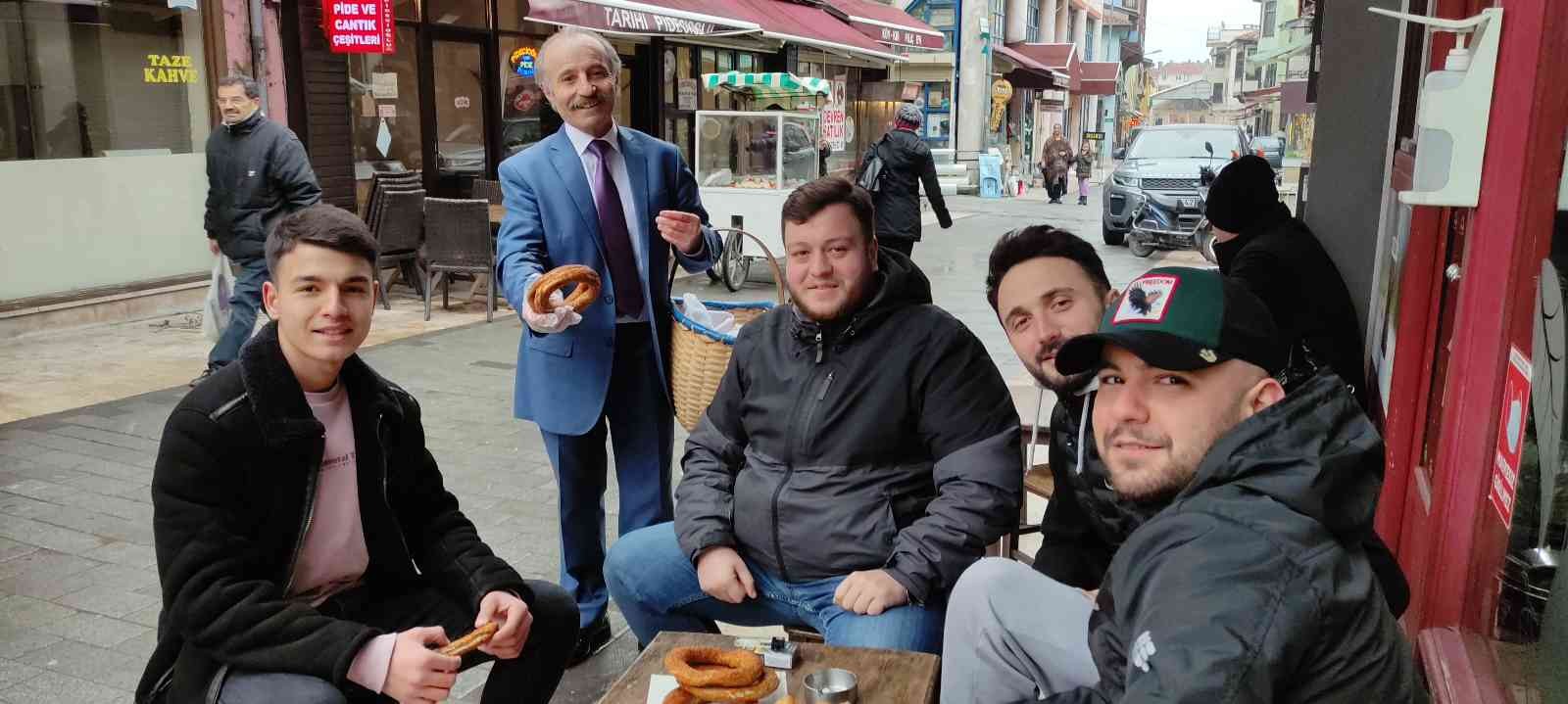 Bursa’da memur emeklisi bir adam; soğuk havaya rağmen takım elbise ve kravatıyla simit atarak yüklü miktarda para kazanıyor. Uzun yıllar memur ...