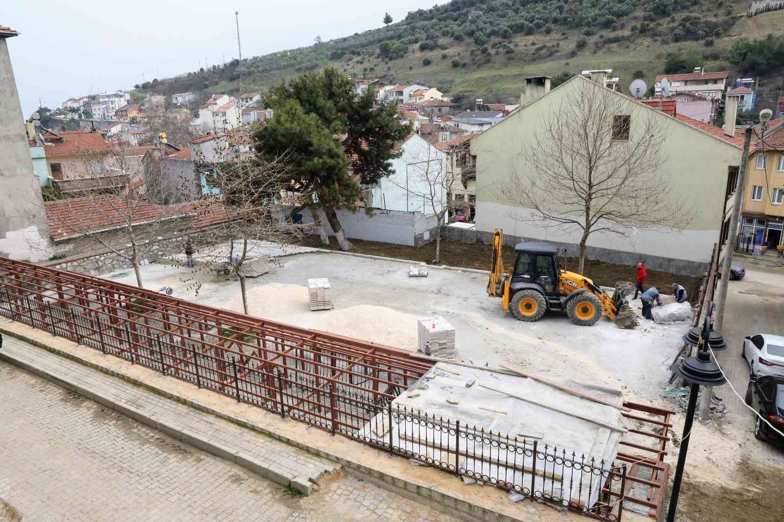 Mudanya Belediyesi’nin restorasyonunu tamamladığı Tirilye’deki Taş Mektep, avlusuna kavuşuyor. Mudanya’nın tarihini ve kültürel özelliklerini ...