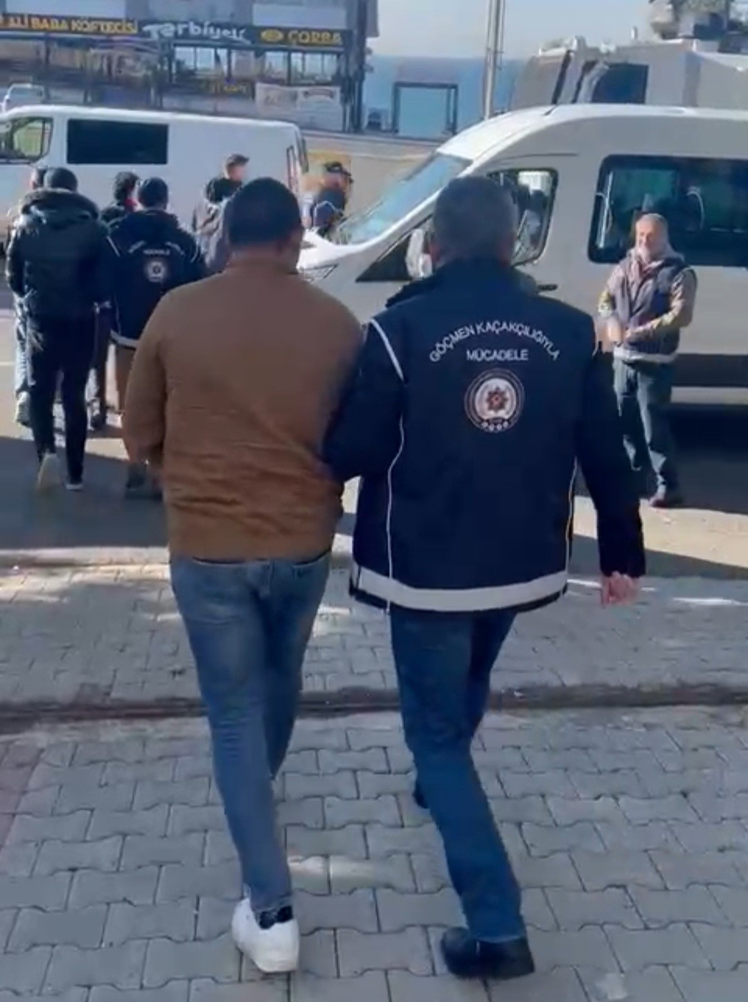 Tekirdağ merkezli 3 ilde göçmen kaçakçılarına yönelik düzenlenen operasyonda yakalanan 5 kişi tutuklandı. Malkara Cumhuriyet Başsavcılığı ...